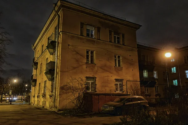 Vieja Casa Tres Pisos Ruinas Una Calle Nocturna Luz Farolas —  Fotos de Stock