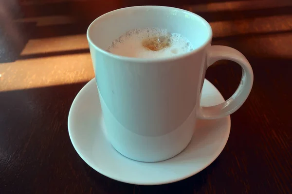 Xícara Porcelana Branca Com Cappuccino Quente Pires — Fotografia de Stock