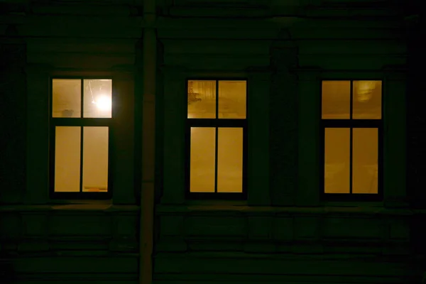 Drei Fenster Eines Mehrfamilienhauses Dunkeln Der Nacht Angezündet — Stockfoto