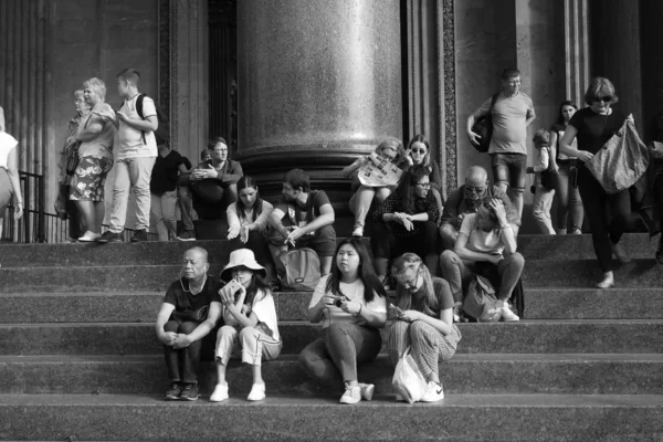 2019年8月13日 圣彼得堡 俄罗斯 游客坐在圣艾萨克大教堂的台阶上 — 图库照片