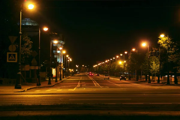 Trânsito Carro Uma Rua Noturna Cidade Iluminada Por Lanternas — Fotografia de Stock