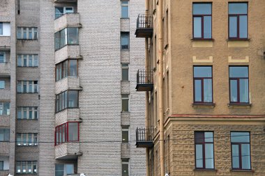 Her kiracısının kendi mahremiyetine sahip olduğu gün boyunca daire pencereleri