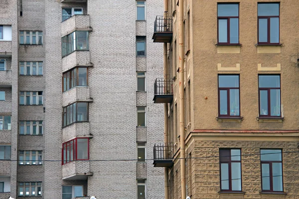 Janelas Apartamento Durante Dia Onde Cada Inquilino Tem Sua Própria — Fotografia de Stock