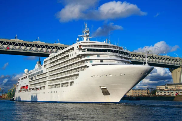 Groot Wit Cruiseschip Zeilen Onder Een Freeway Bridge — Stockfoto