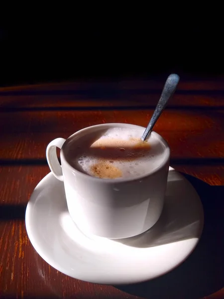Cappuccino Quente Com Espuma Leite Uma Xícara Branca Com Uma — Fotografia de Stock