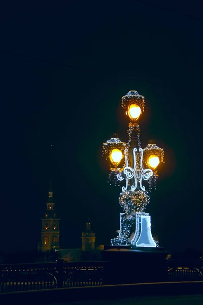 Russland Petersburg Eine Laterne Auf Der Dreifaltigkeitsbrücke Auf Dem Hintergrund — Stockfoto