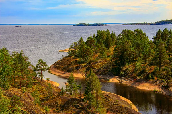 Karelia Bulutlu Bir Gökyüzü Altında Göl Tarafından Kayalar Üzerinde Orman — Stok fotoğraf