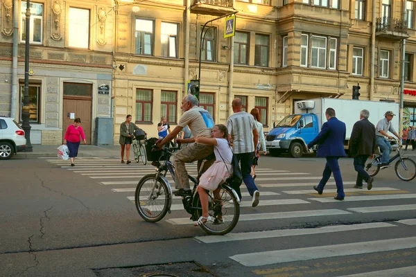 September 2019 Russia Petersburg People Crossing Street Crosswalk — Stock Photo, Image