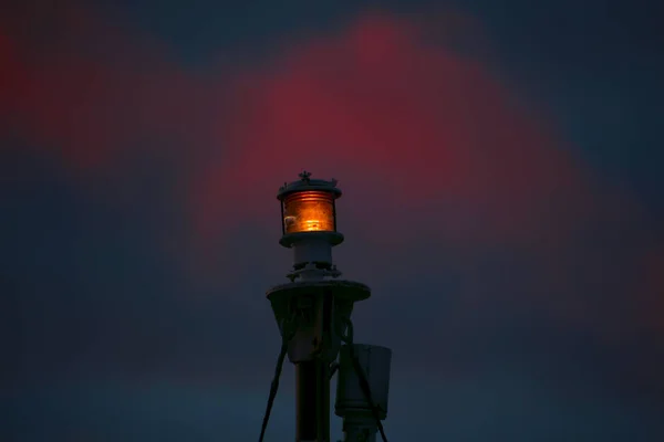 雲と夕日の空に対して船のランタンを燃やす — ストック写真