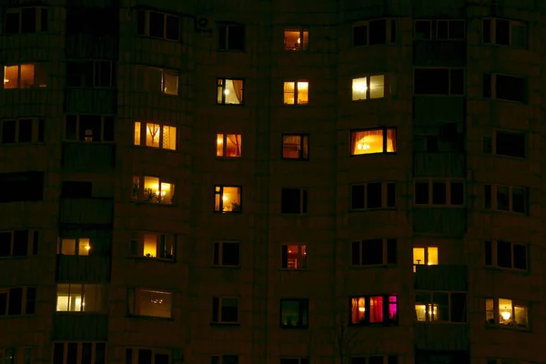 Λαμπερό Διαμέρισμα Παράθυρα Βράδυ Όπου Κάθε Ένοικος Έχει Δική Του — Φωτογραφία Αρχείου