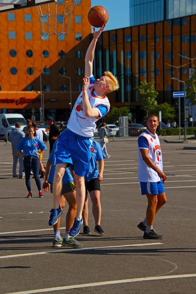 9月7日 ロシア サンクトペテルブルク ヤングマンがバスケットにボールを投げる — ストック写真