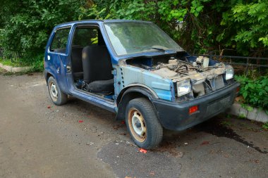 kırık pencereler ve hiçbir kaput ile hiçbir kapı ile park mavi binek otomobil