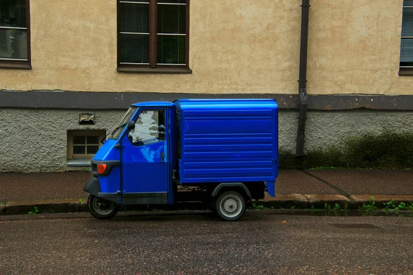 Mavi Tekerlekli Posta Kamyonu Sokakta Park — Stok fotoğraf