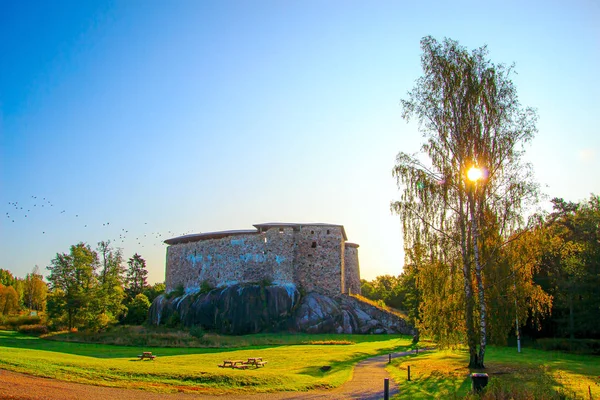 Středověký Hrad Raseborg Finsku Sluncem Svíraje Větvemi Stromu — Stock fotografie