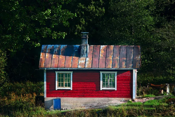 Petite Maison Village Avec Deux Fenêtres Toit Rouillé Sur Bord — Photo