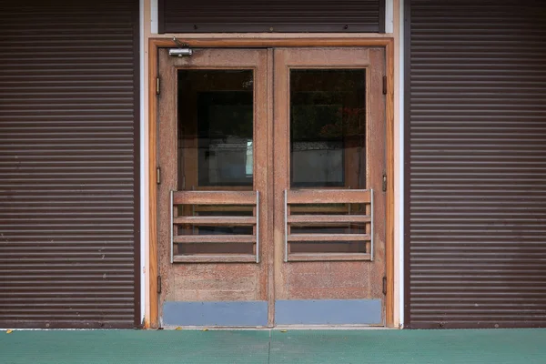 Puerta Doble Vieja Cerrada Con Cristal Puerta Más Cercana Persianas —  Fotos de Stock