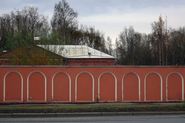 Stary Czerwony Betonowy Płot Białymi Łukami Wokół Murowanego Domu — Zdjęcie stockowe