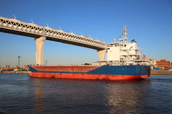コンテナ貨物船は高速道路橋の下の運河を航行し — ストック写真