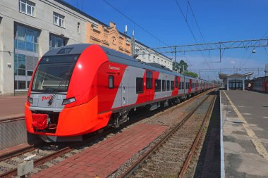 18 Haziran 2020, Rusya, St. Petersburg, Finlandiya İstasyonu platformunda yüksek hızlı yolcu treni 