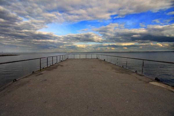 Geplaveide Pier Met Leuning Aan Kust Onder Een Bewolkte Lucht — Stockfoto