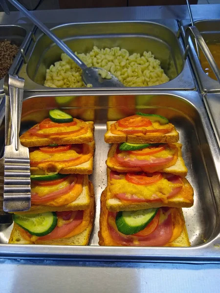 Bocadillos Calientes Con Queso Tomates Pepino Calentador Alimentos Comedor Público —  Fotos de Stock