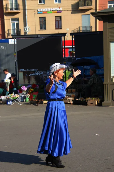 Sierpnia 2019 Rosja Sankt Petersburg Starsza Kobieta Niebieskiej Sukience Kapeluszu — Zdjęcie stockowe