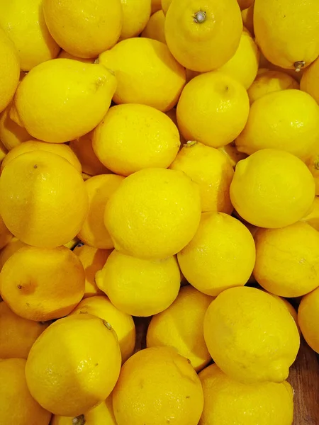 Ein Großer Haufen Reifer Gelber Zitronen Zum Verkauf Auf Einer — Stockfoto