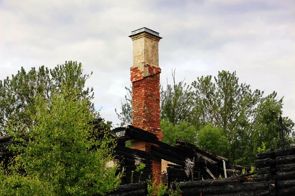Ziegelrohr Über Den Verkohlten Wänden Eines Abgebrannten Dorfhauses — Stockfoto