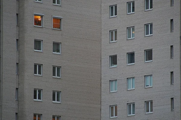 Fenêtres Éclairées Dans Une Maison Brique Début Crépuscule — Photo