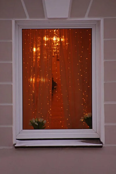 Ablak Díszített Ragyogó Koszorúk Függönyök Fehér Tulipán Ablakpárkányon Karácsonyra — Stock Fotó