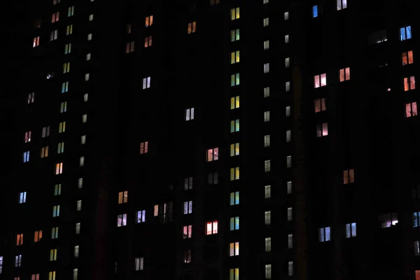 Ventanas Luminosas Edificio Apartamentos Por Noche Donde Cada Inquilino Tiene —  Fotos de Stock