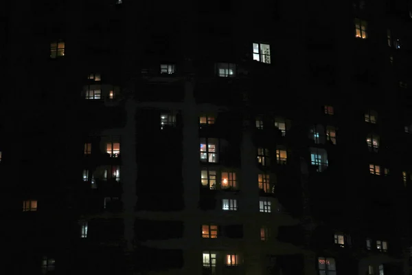 Janelas Luminosas Prédio Apartamentos Noite Onde Cada Inquilino Tem Seu — Fotografia de Stock