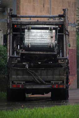 Metal bir çöp konteynırından bir kargo çöp kamyonuna çöp boşaltıyorum.