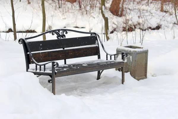 Ławka Drewnianym Siedziskiem Zimowym Parku Podczas Opadów Śniegu — Zdjęcie stockowe