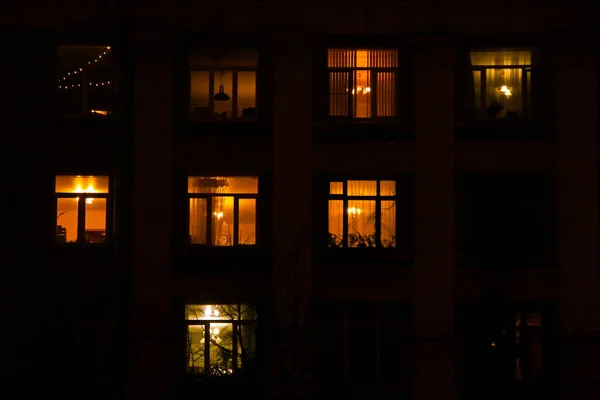 Świecące Okna Apartamentów Nocy Gdzie Każdy Mieszkaniec Własną Prywatność — Zdjęcie stockowe
