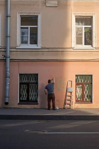 Een Man Een Hemd Met Korte Mouwen Schildert Muur Thuis — Stockfoto