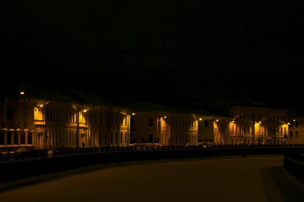 Nachtscène Winterlandschap Gevels Van Huizen Aan Bevroren Rivierdijk Nachts Verlicht — Stockfoto