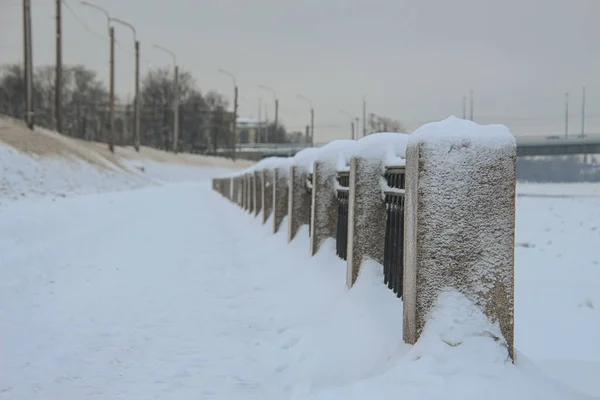 Aterro Cidade Inverno Coberto Com Neve Com Colunas Granito Gelado — Fotografia de Stock