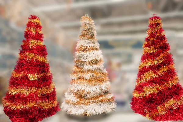 Τρία Πολύχρωμα Διακοσμητικά Χριστουγεννιάτικα Δέντρα Φτιαγμένα Από Βροχή Χριστουγεννιάτικων Δέντρων — Φωτογραφία Αρχείου