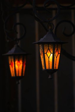 Gecenin karanlığında yanan buzlu gözlüklü iki demir fener.