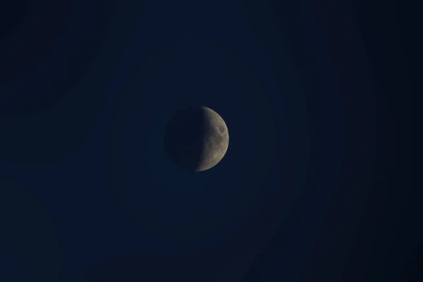 Lua Iluminada Lado Céu Escuro Noite — Fotografia de Stock