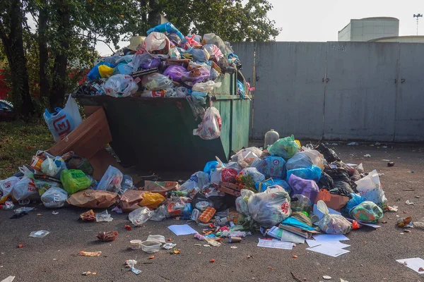 Október 2020 Oroszország Szentpétervár Egy Túlcsorduló Szemetes Szeméttel Heverő Körül — Stock Fotó