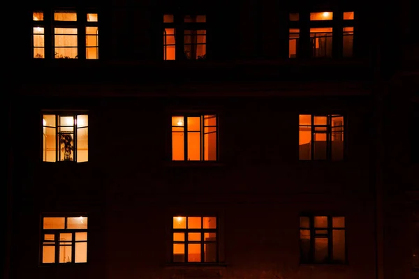 Nove Janelas Prédio Apartamentos Iluminado Por Luz Elétrica Escuro Noite — Fotografia de Stock
