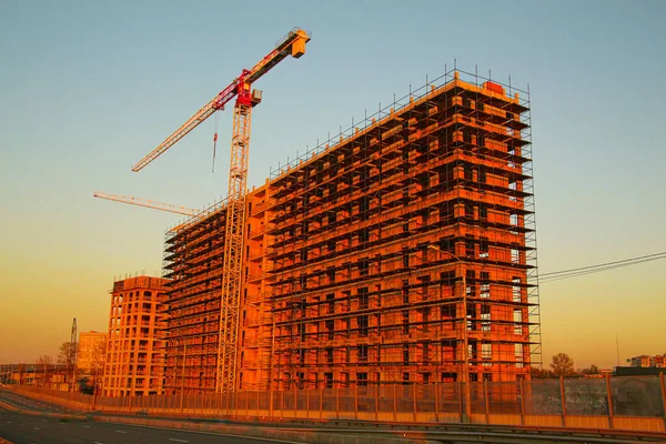 Estrutura Edifício Residencial Vários Andares Com Guindastes Torre Arranha Céus — Fotografia de Stock