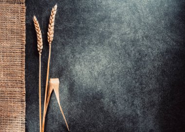 Tahta arka planda buğday başakları