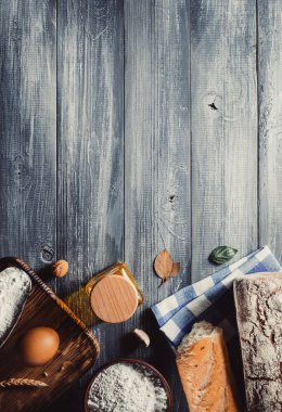 ekmek ve pastane ürünleri ahşap zemin üzerinde