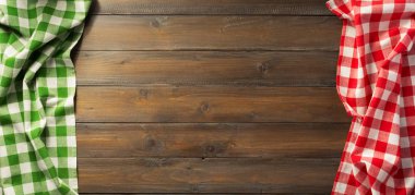 Damalı peçete bez ahşap arka plan üzerinde