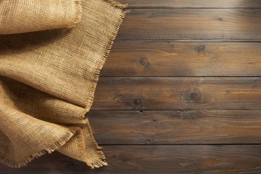 Tahta arka planda çuval bezi.