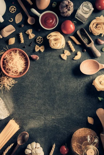 Macarrão Ingrediente Alimentar Sobre Fundo Escuro — Fotografia de Stock