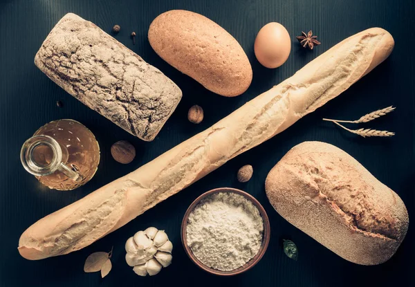 Brot Und Backwaren Auf Holzgrund — Stockfoto